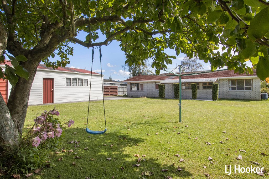 4 Beds, Double Garage & Big Workshop - Add Value — slide 1