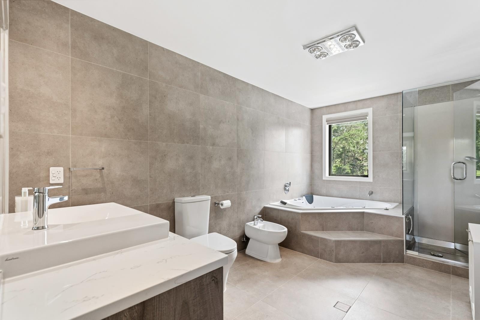 Private Luxury Living. — slide 27