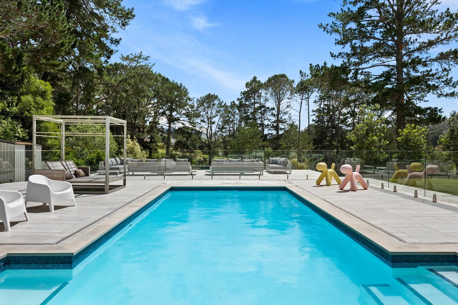 Private Luxury Living. — slide 3