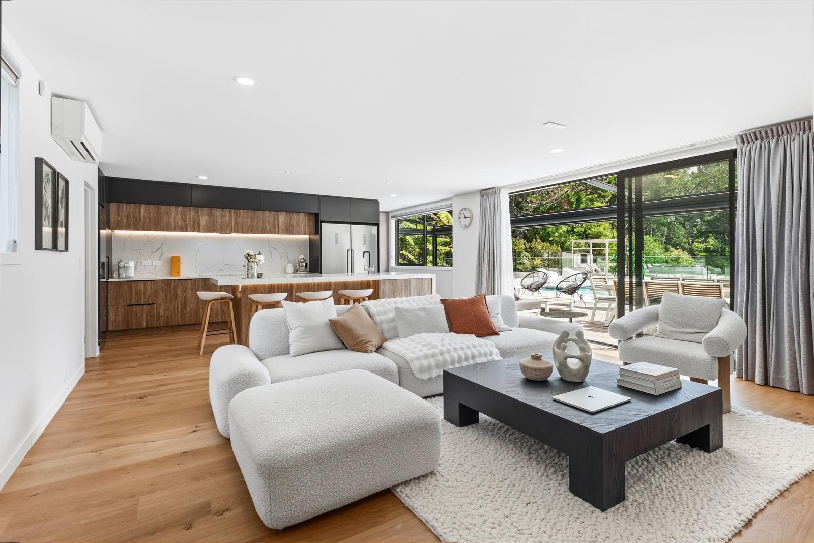 Private Luxury Living. — slide 9