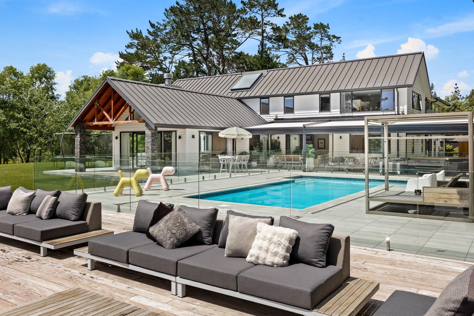 Private Luxury Living. — slide 1