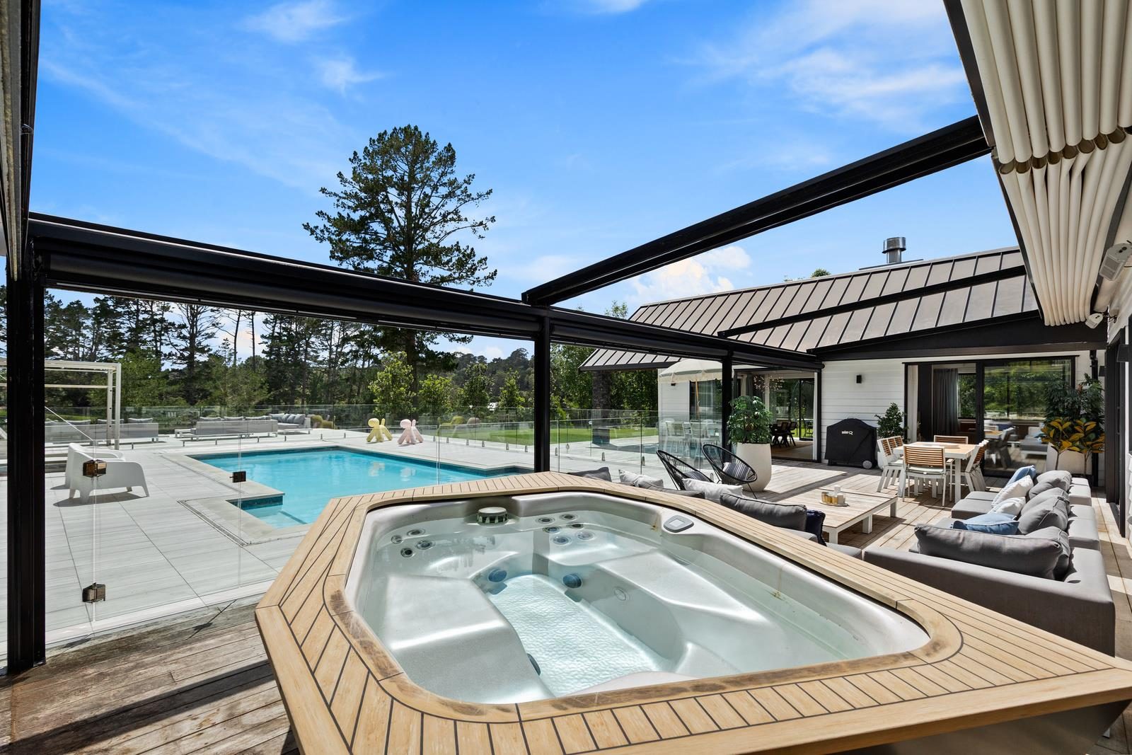Private Luxury Living. — slide 2