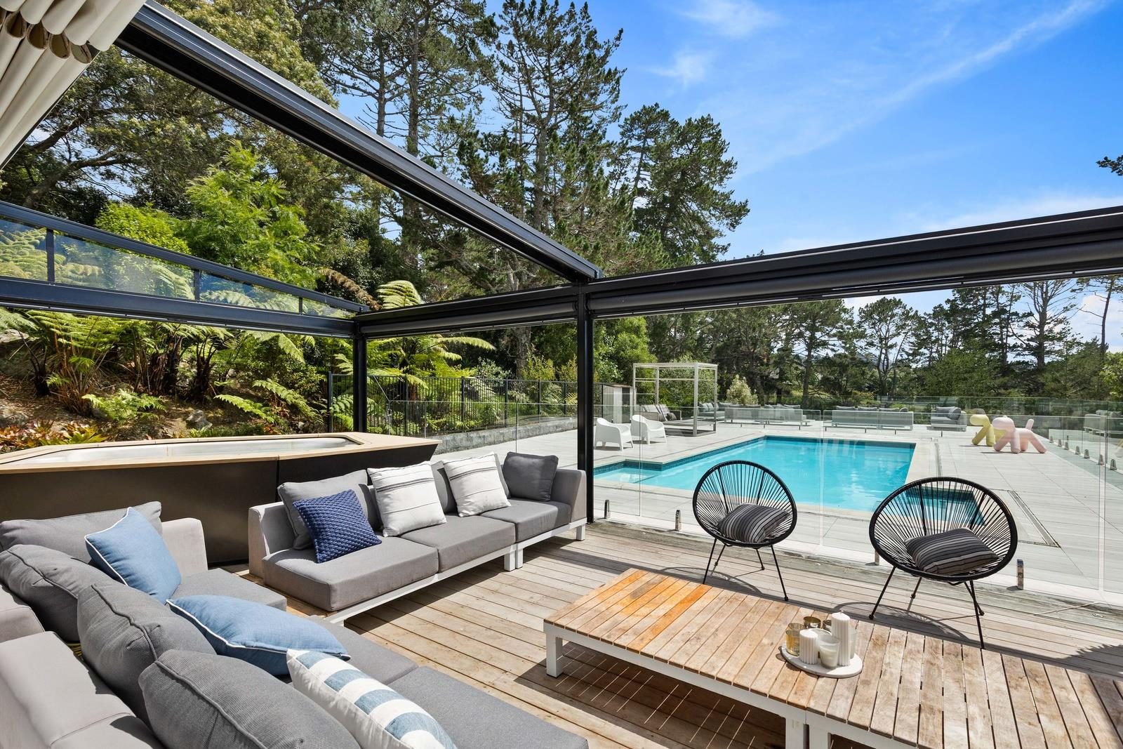 Private Luxury Living. — slide 16
