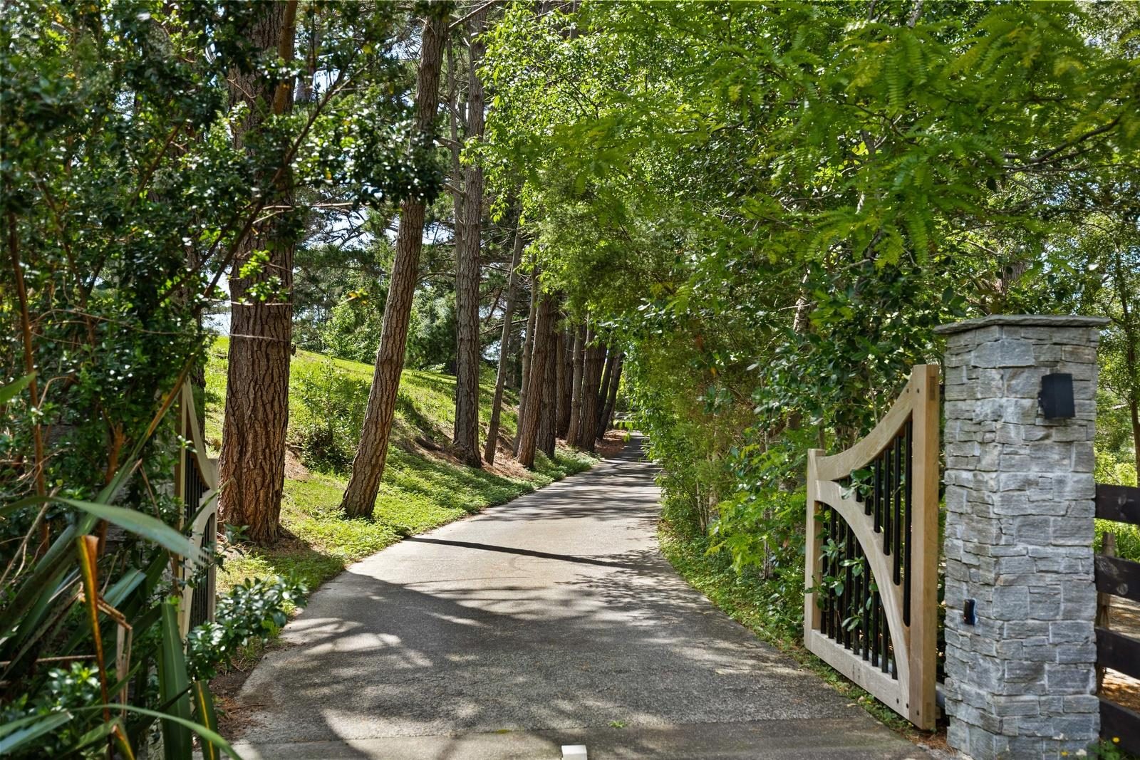 Private Luxury Living. — slide 33