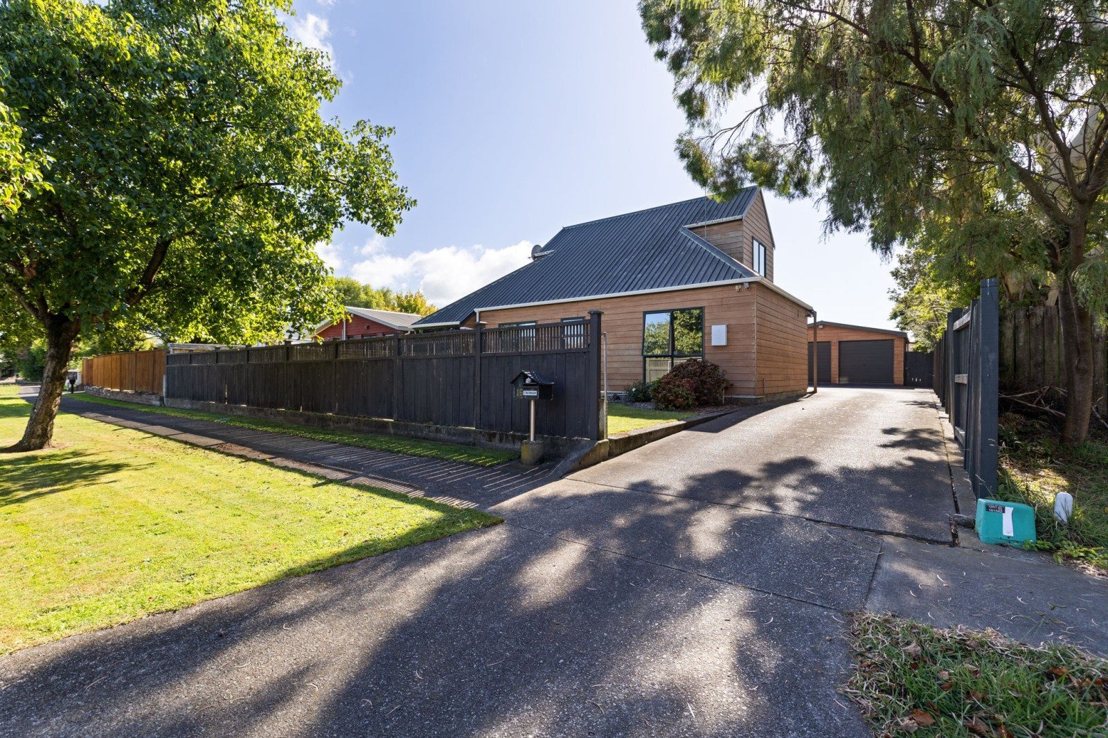 Sun soaked living in Kelvin Grove — slide 8