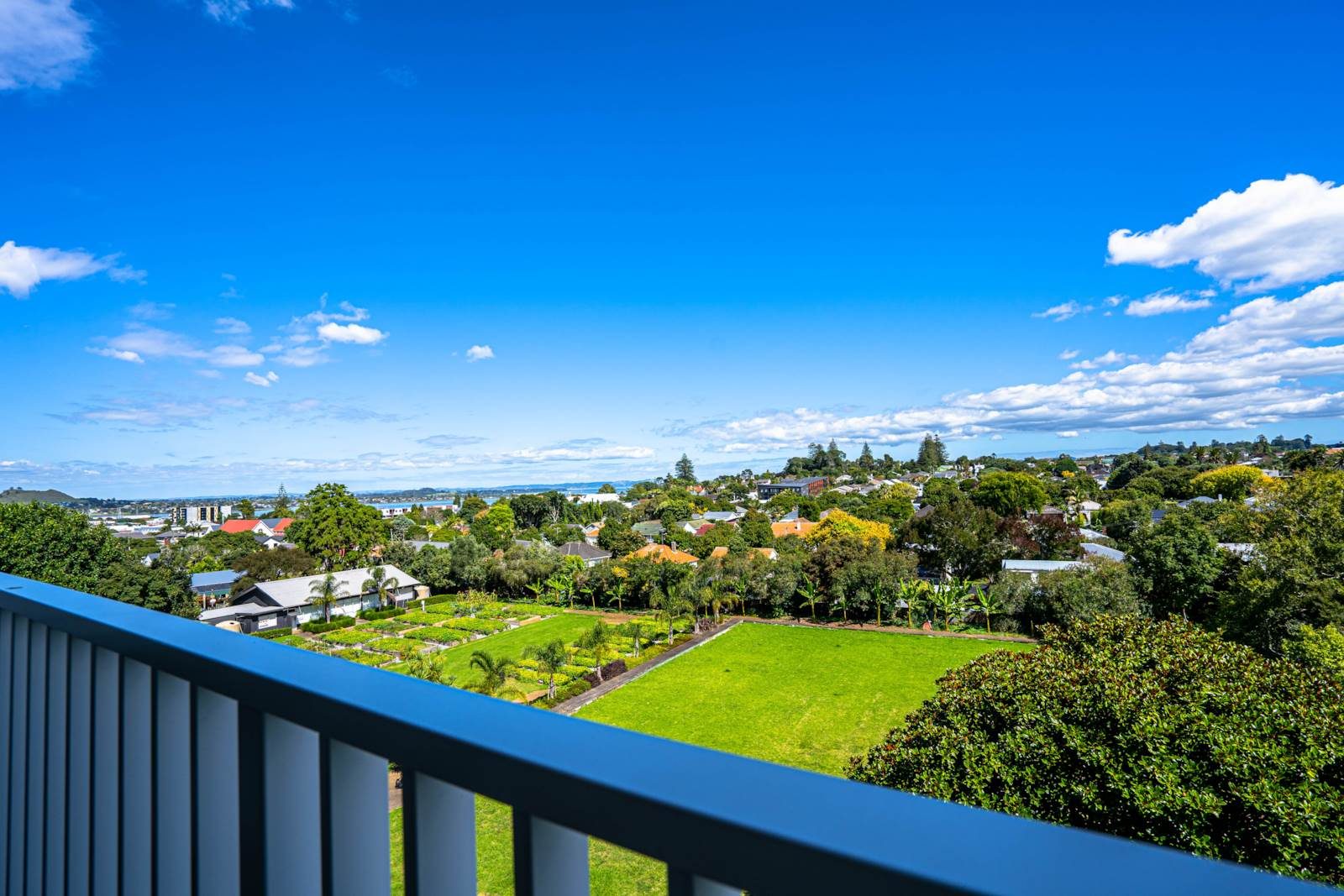 Harbour Views & Easy Living in Onehunga — slide 2
