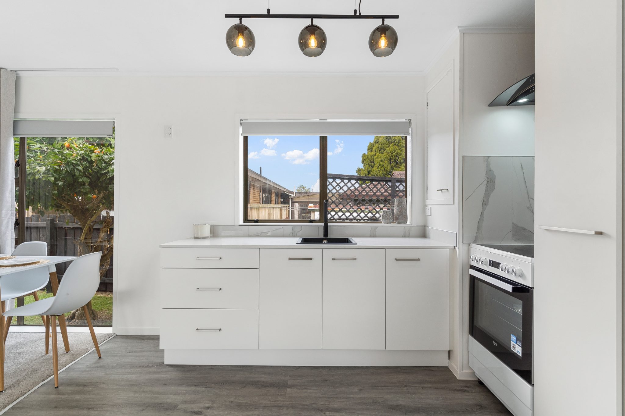 2 Bedroom That Ticks All Boxes - Must Be Sold! — slide 2