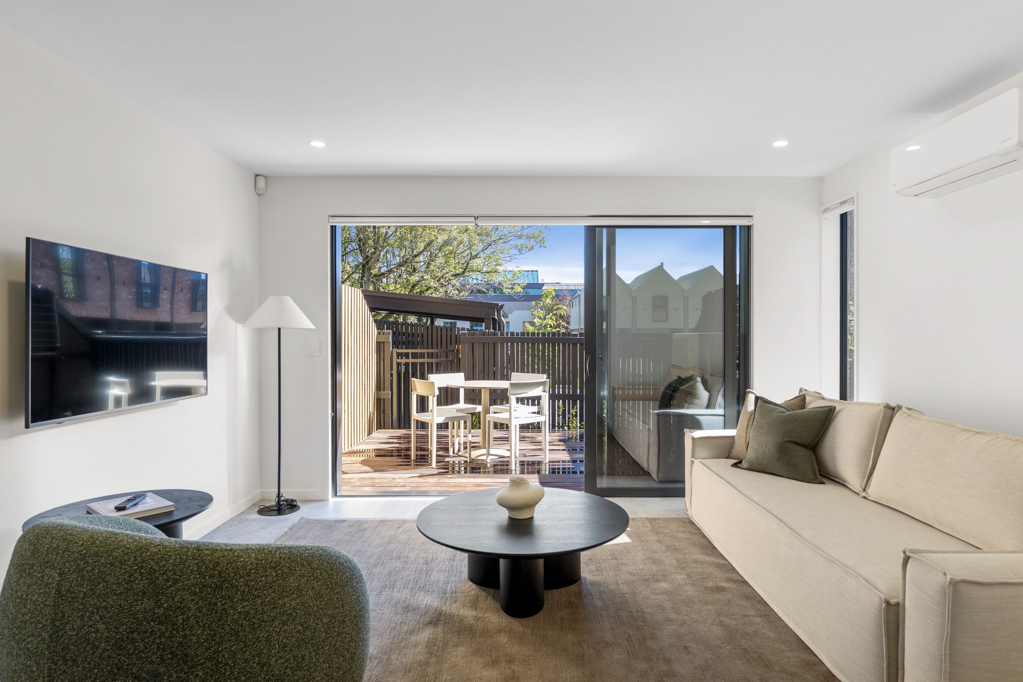 Modern Townhouse with Garage, Opposite Hagley Park — slide 8