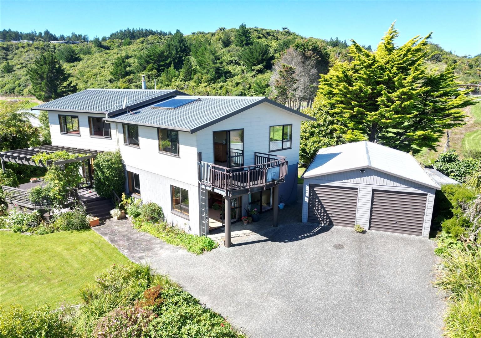 FANTASTIC FAMILY HOME — slide 1
