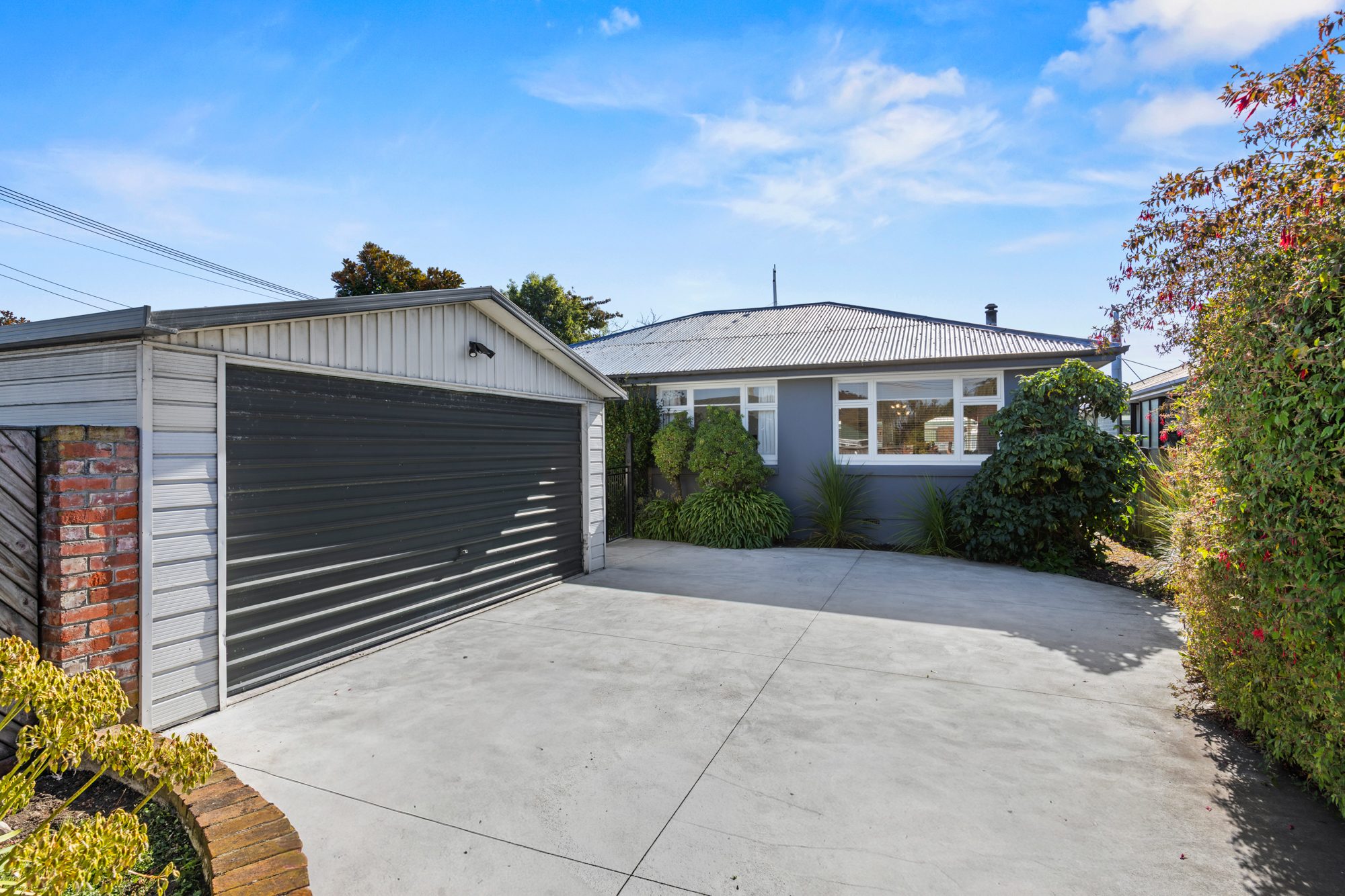 Walk to Burnside High - Spacious Family Living — slide 2