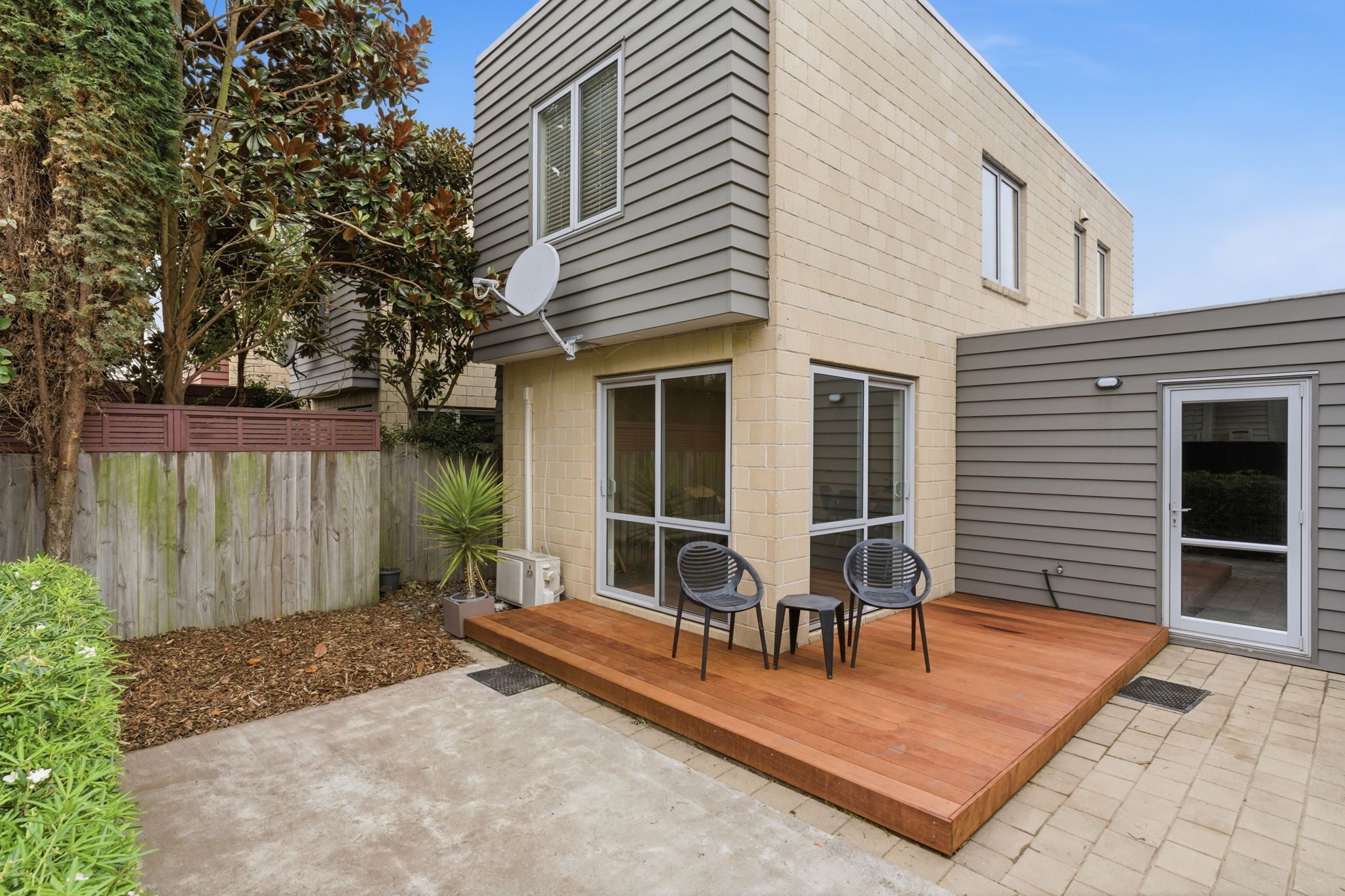 3 Bedrooms & Popular School Zones! — slide 1