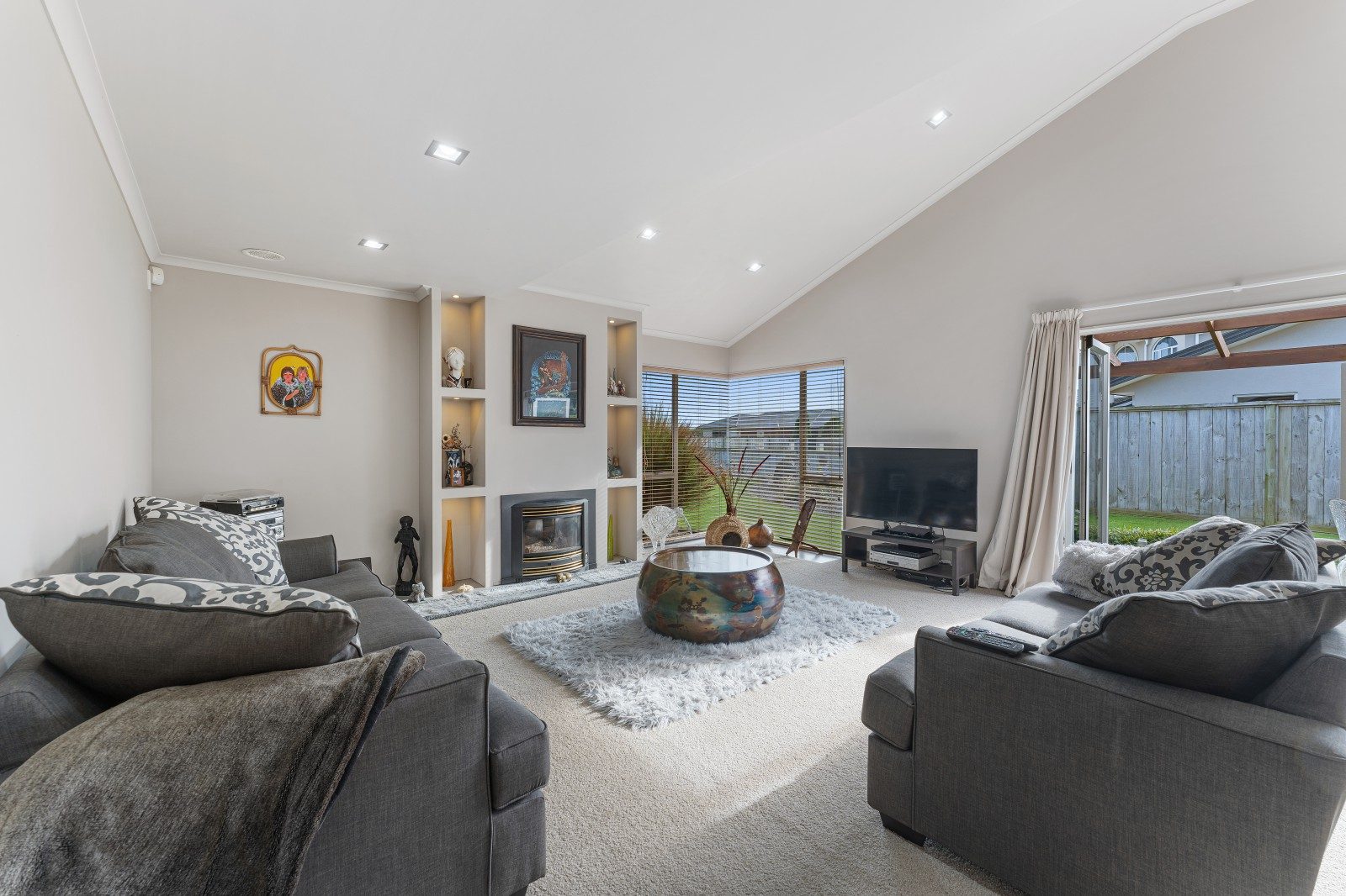 New Price! Premium 5 Bed Home - Premium Location! — slide 2