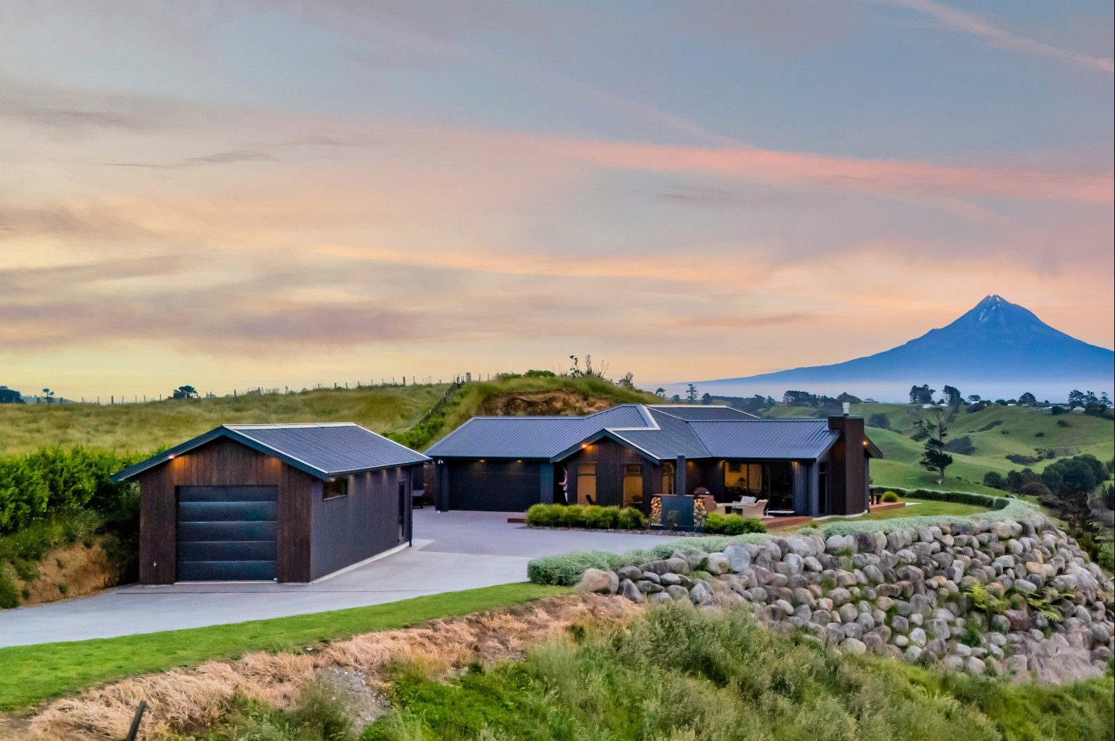 Impressive lifestyle package with stunning vista — slide 1