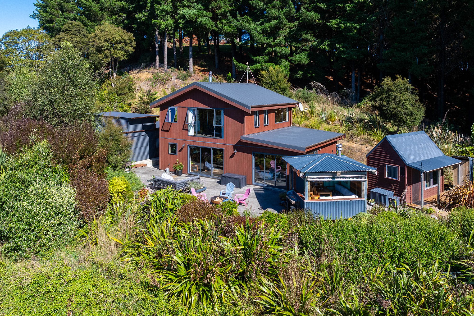 One-of-a-kind bush hideaway — slide 1