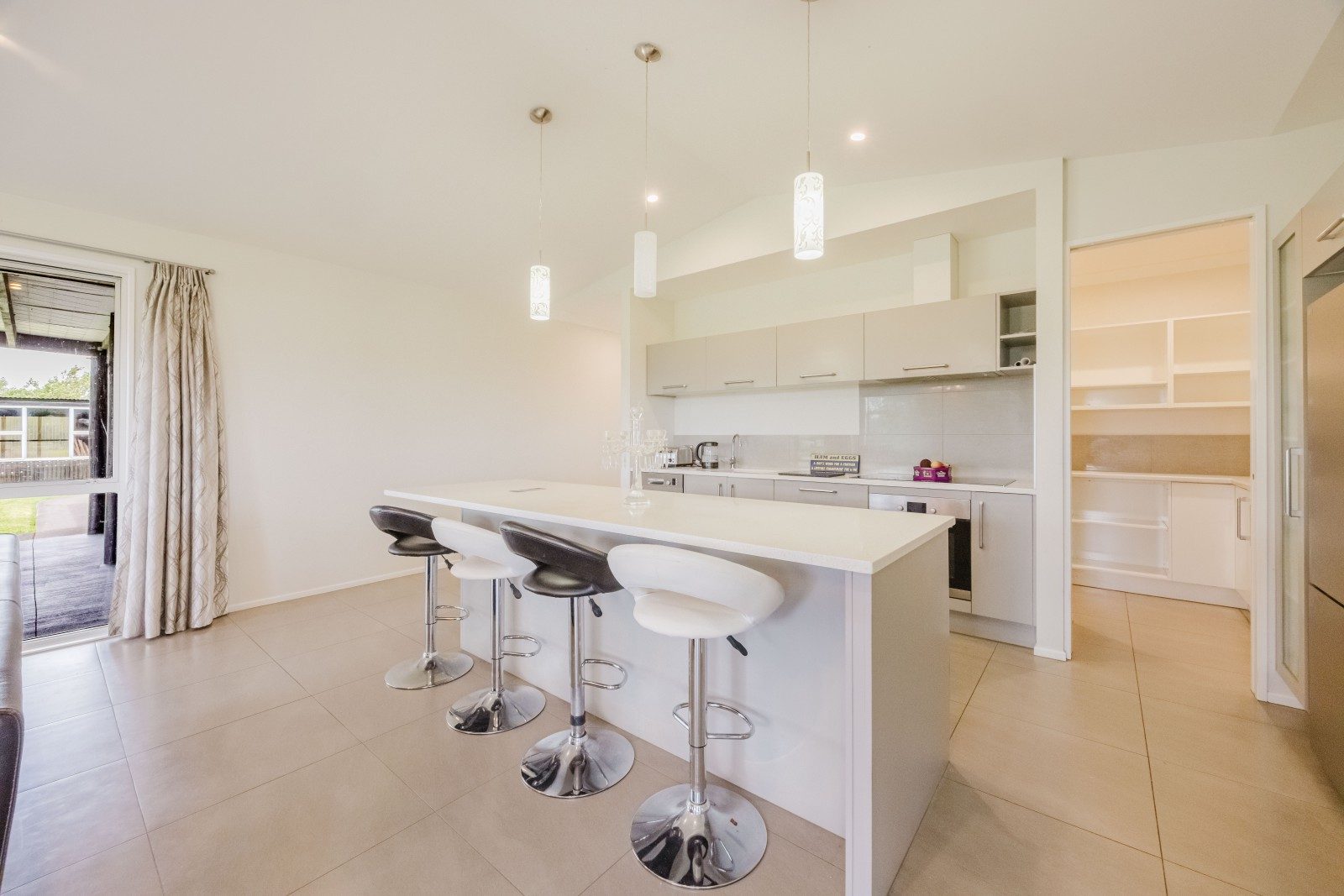 Dual-dwelling lifestyle – Award-winning home — slide 2