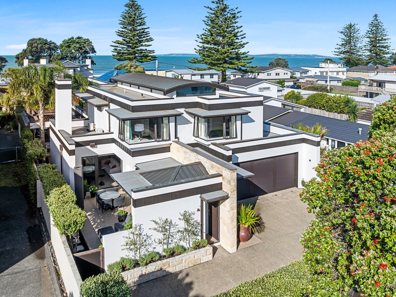 A masterpiece of beachside living — slide 4