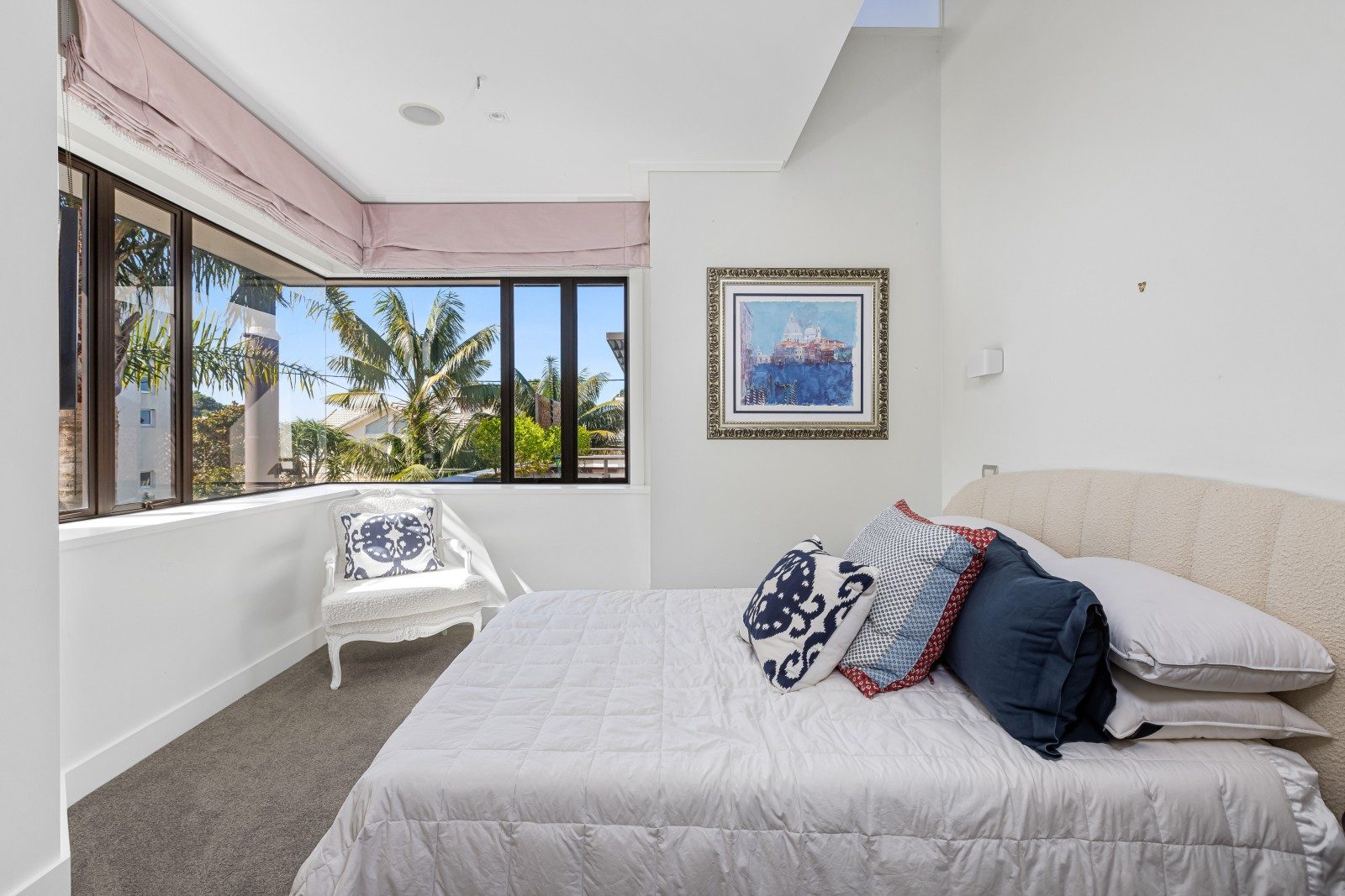 A masterpiece of beachside living — slide 17