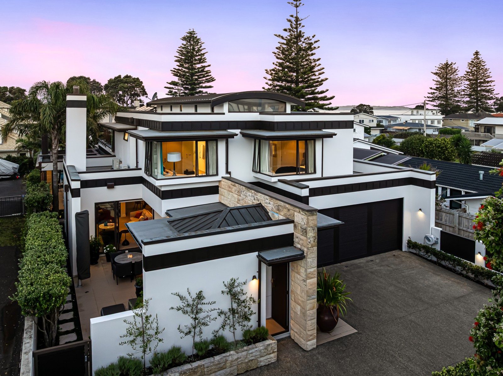 A masterpiece of beachside living — slide 27