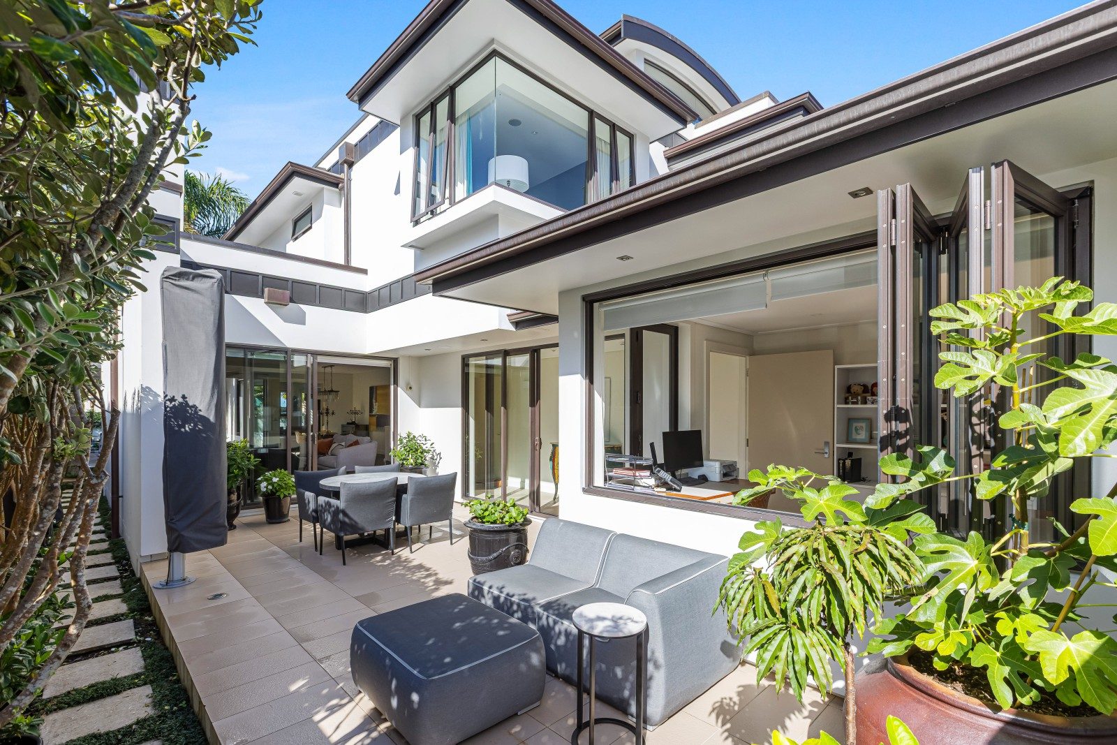 A masterpiece of beachside living — slide 29