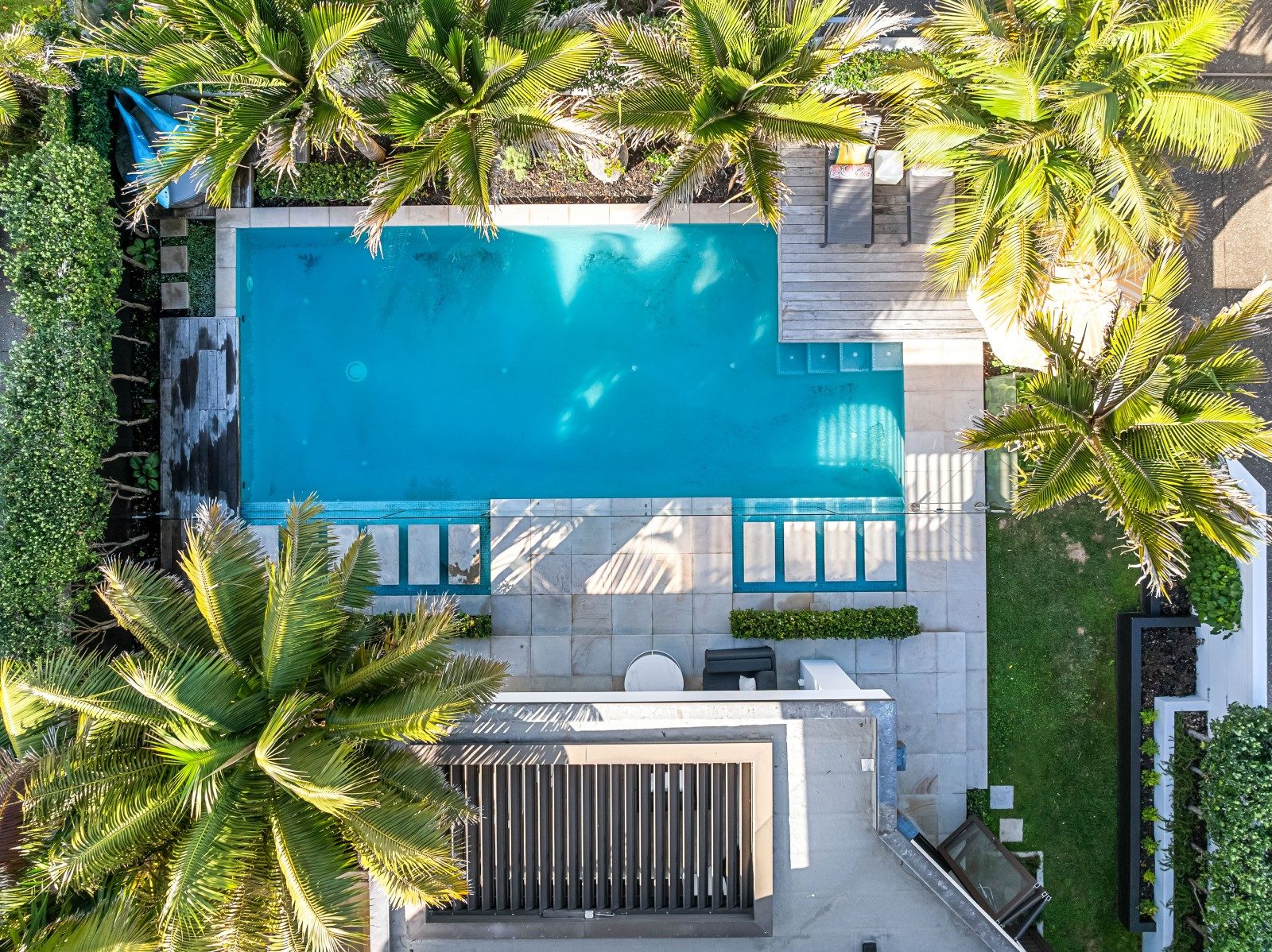 A masterpiece of beachside living — slide 41