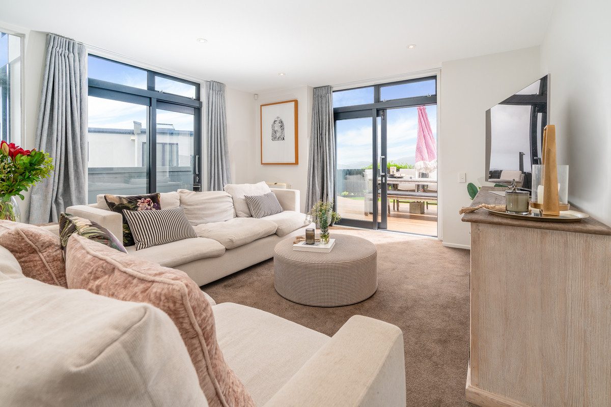 SUN, SPACE & VIEWS TO IMPRESS! | BEO $1,240,000 — slide 5