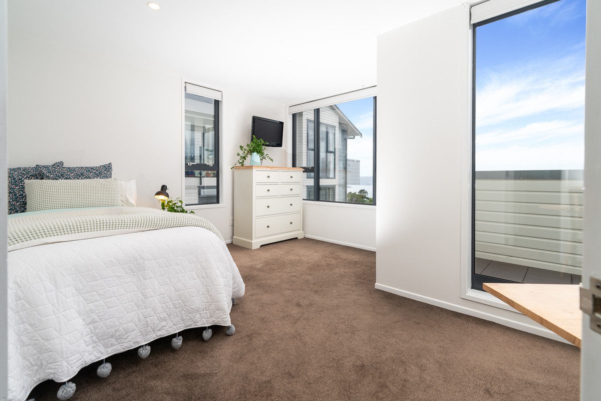 SUN, SPACE & VIEWS TO IMPRESS! | BEO $1,240,000 — slide 17