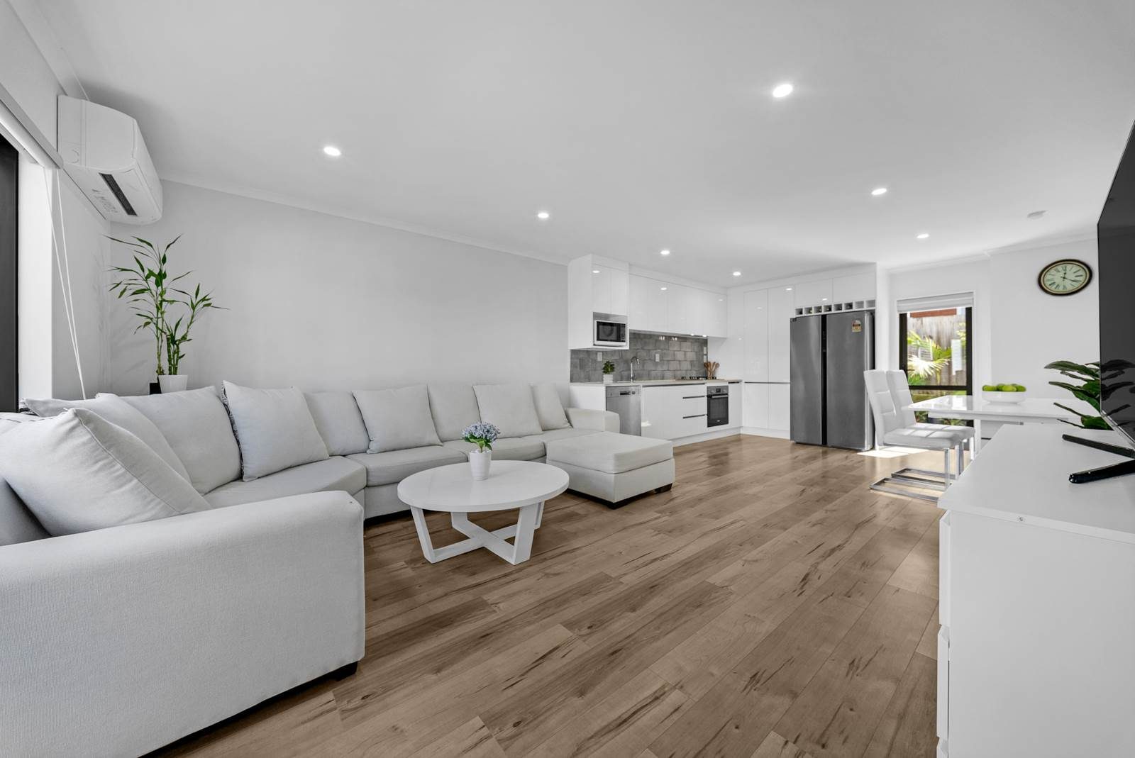 Stylish Freehold Living Near Train Station & M... — slide 2
