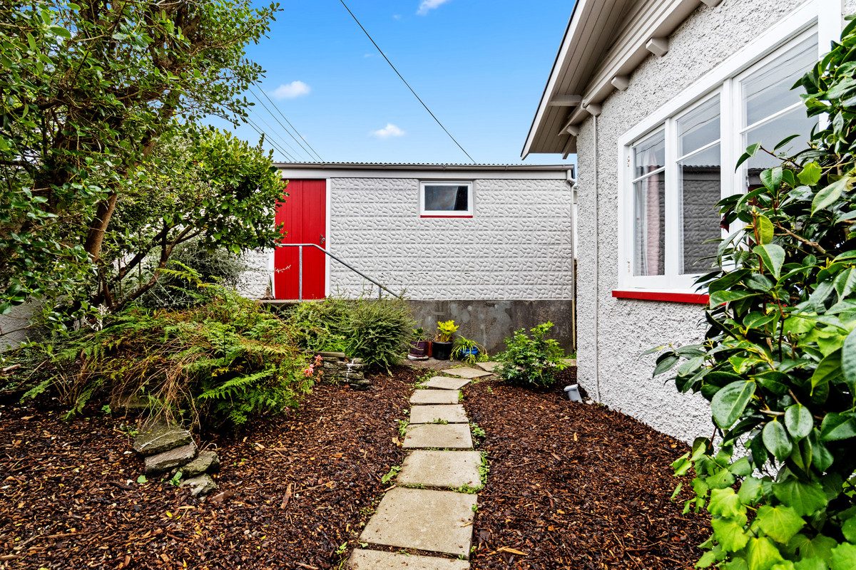CHARACTER BUNGALOW - 720m2 SECTION (RES B) — slide 19