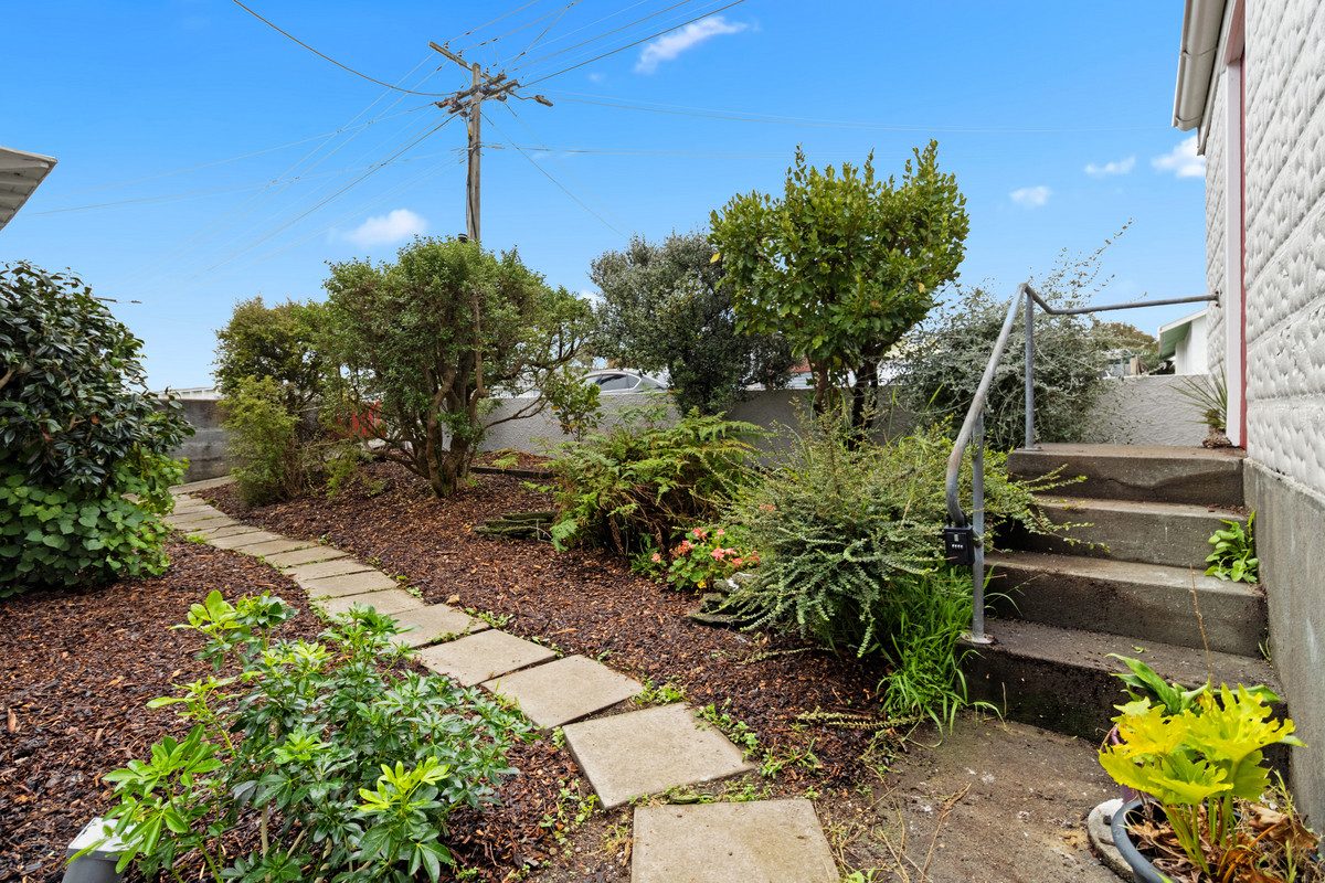 CHARACTER BUNGALOW - 720m2 SECTION (RES B) — slide 18