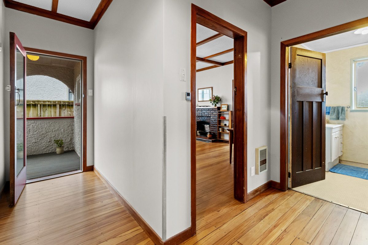 CHARACTER BUNGALOW - 720m2 SECTION (RES B) — slide 5