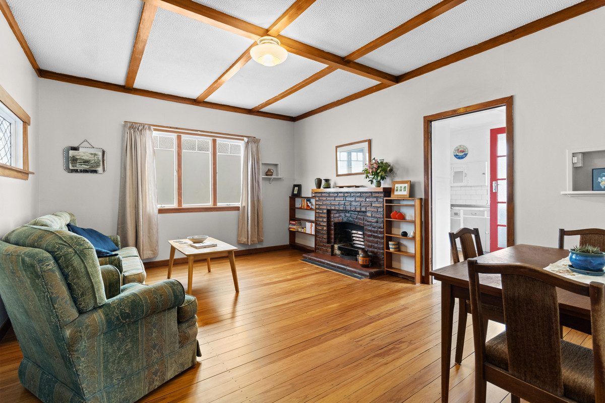 CHARACTER BUNGALOW - 720m2 SECTION (RES B) — slide 1
