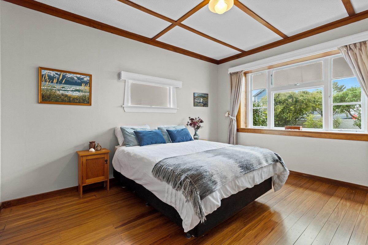 CHARACTER BUNGALOW - 720m2 SECTION (RES B) — slide 10
