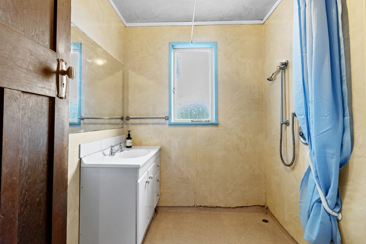 CHARACTER BUNGALOW - 720m2 SECTION (RES B) — slide 11