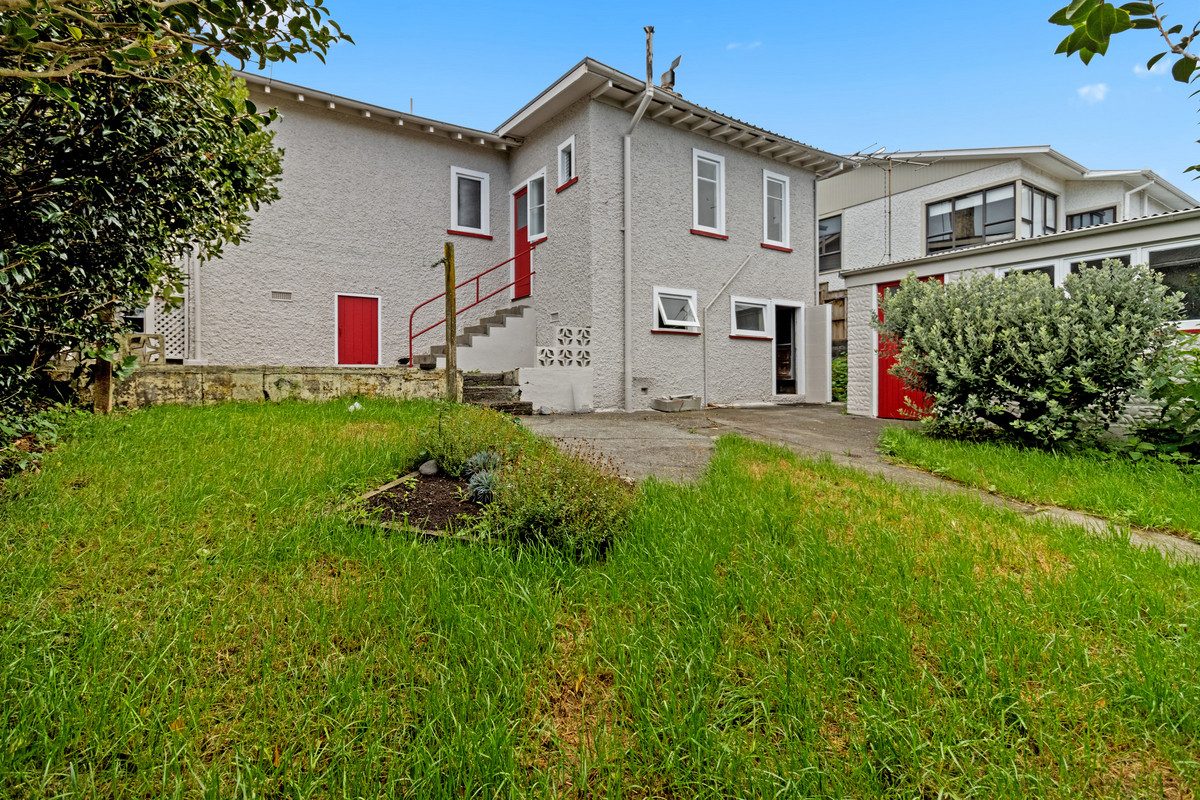 CHARACTER BUNGALOW - 720m2 SECTION (RES B) — slide 13