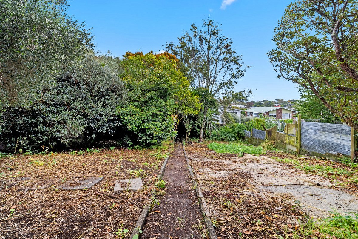 CHARACTER BUNGALOW - 720m2 SECTION (RES B) — slide 14