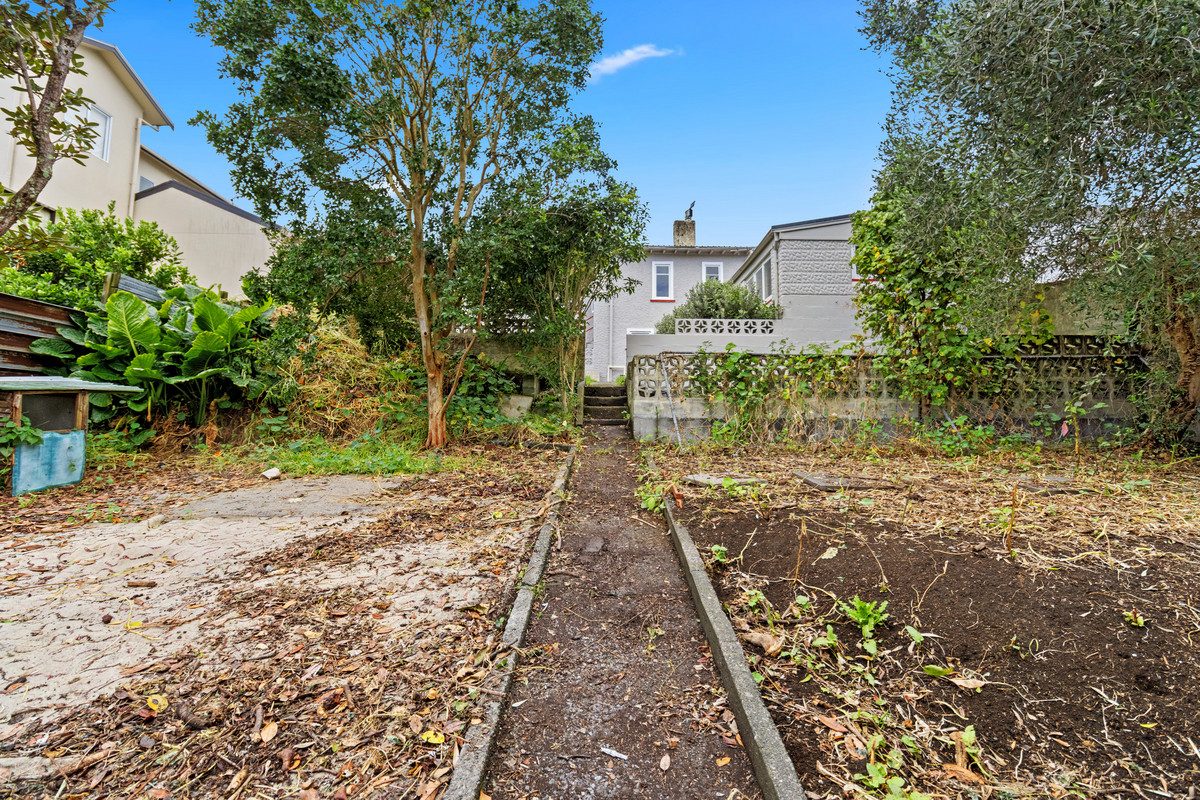 CHARACTER BUNGALOW - 720m2 SECTION (RES B) — slide 15