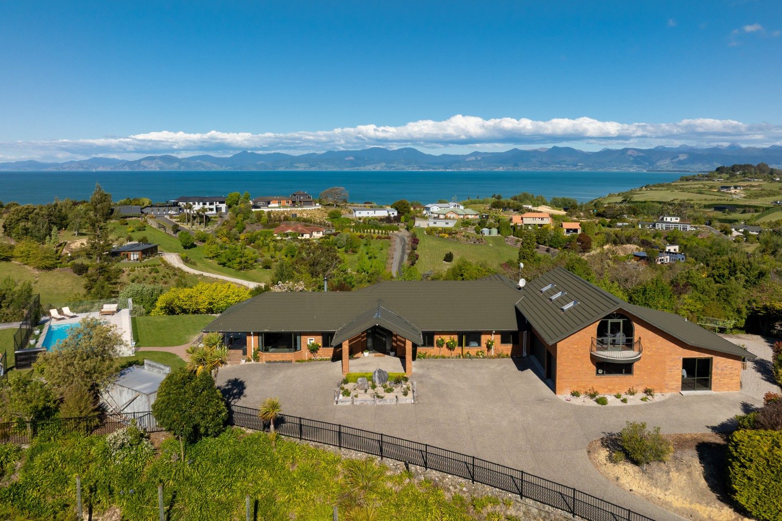 Elevated Tasman Estate with Panoramic Views — slide 2