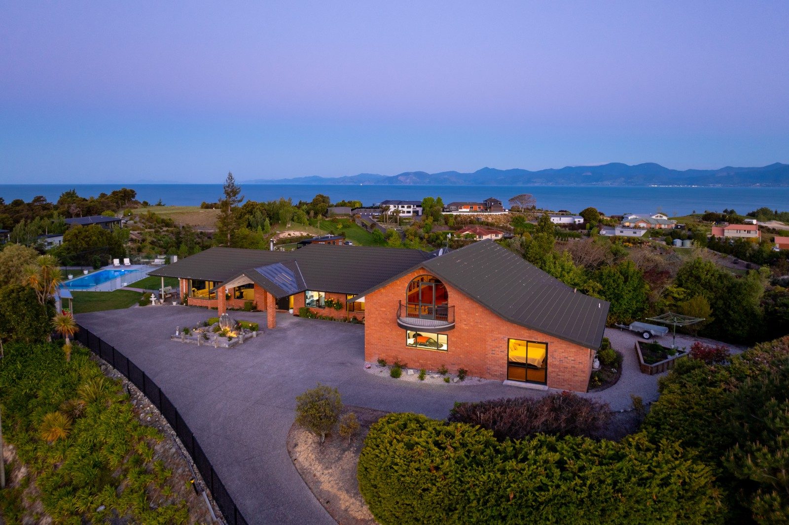 Elevated Tasman Estate with Panoramic Views — slide 40