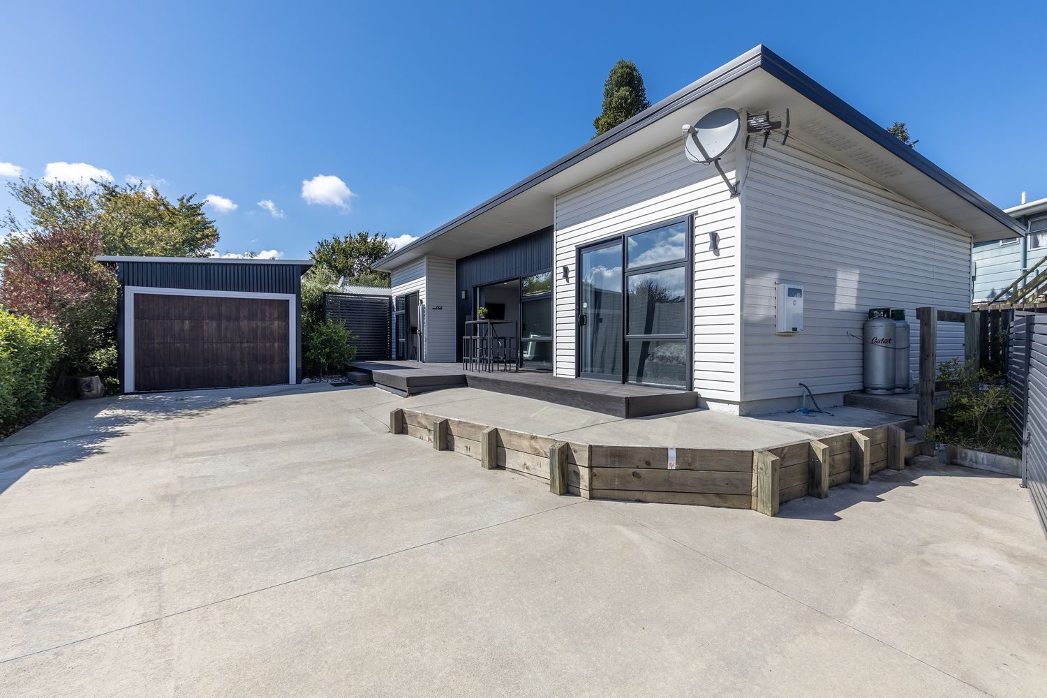 Freehold Modern Living, Sun-Soaked & Smart — slide 17