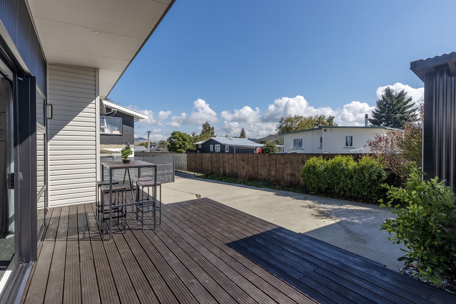 Freehold Modern Living, Sun-Soaked & Smart — slide 23