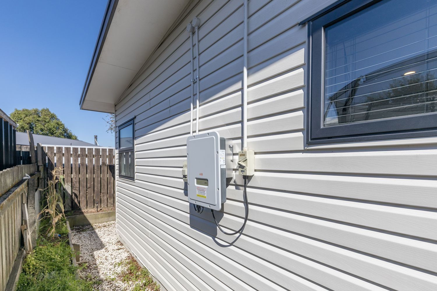 Freehold Modern Living, Sun-Soaked & Smart — slide 27