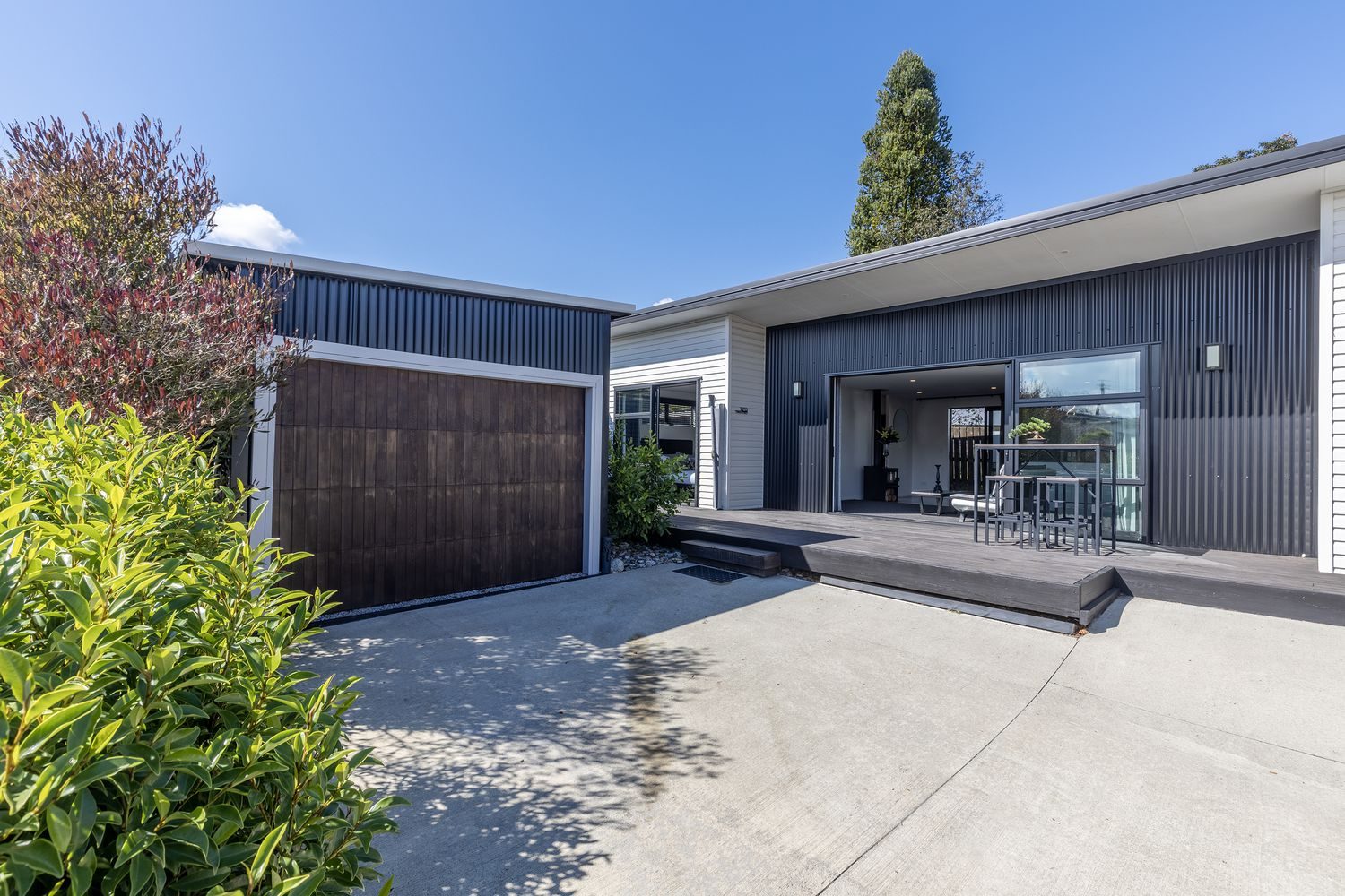 Freehold Modern Living, Sun-Soaked & Smart — slide 18
