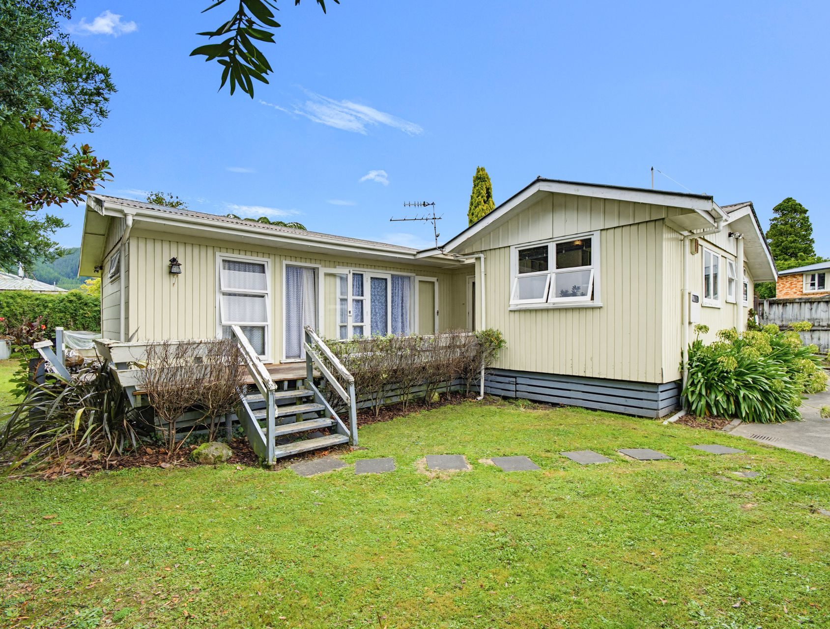 Freehold First Home or Smart Investment — slide 1