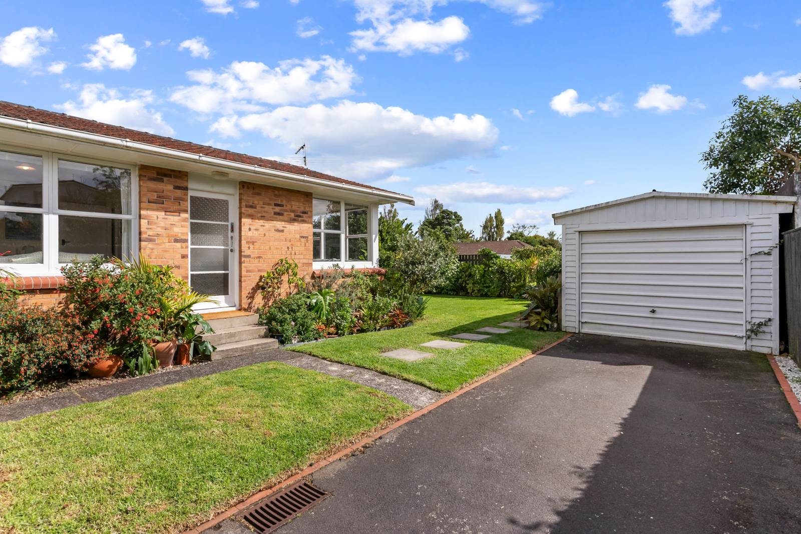 Sunny Private Oasis - Mt Albert's Best! — slide 2