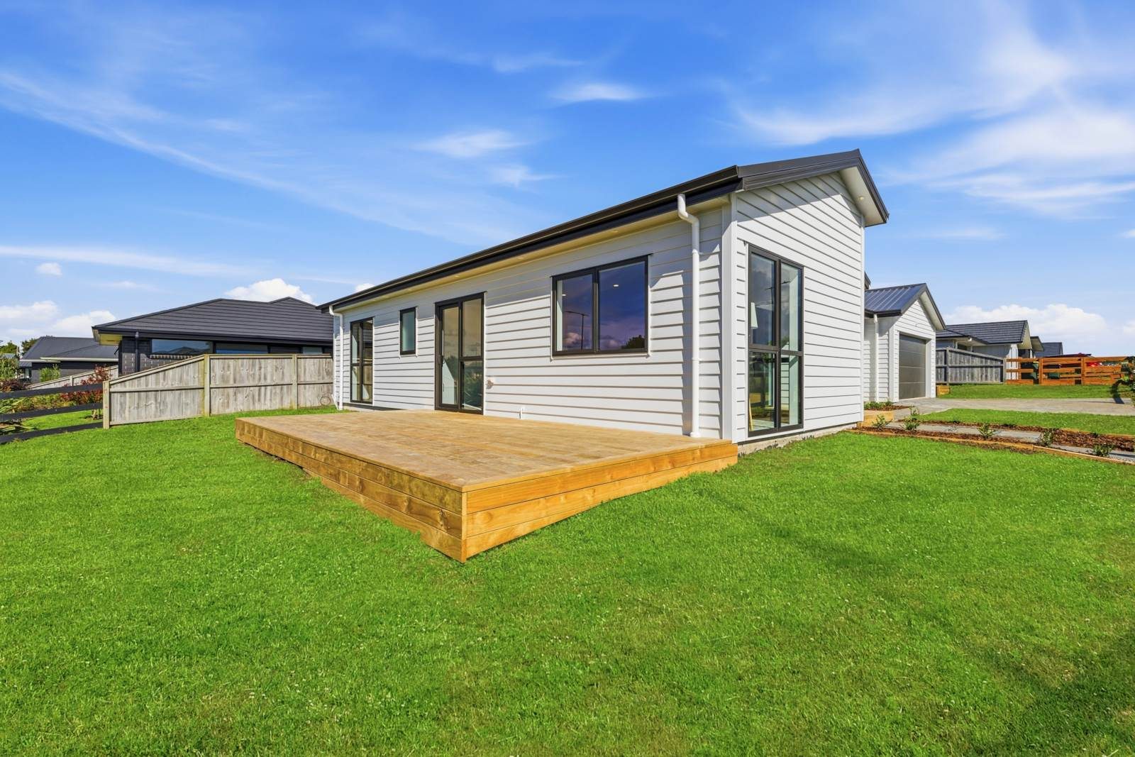 Must Sell! Enquiries over $900,000 — slide 2