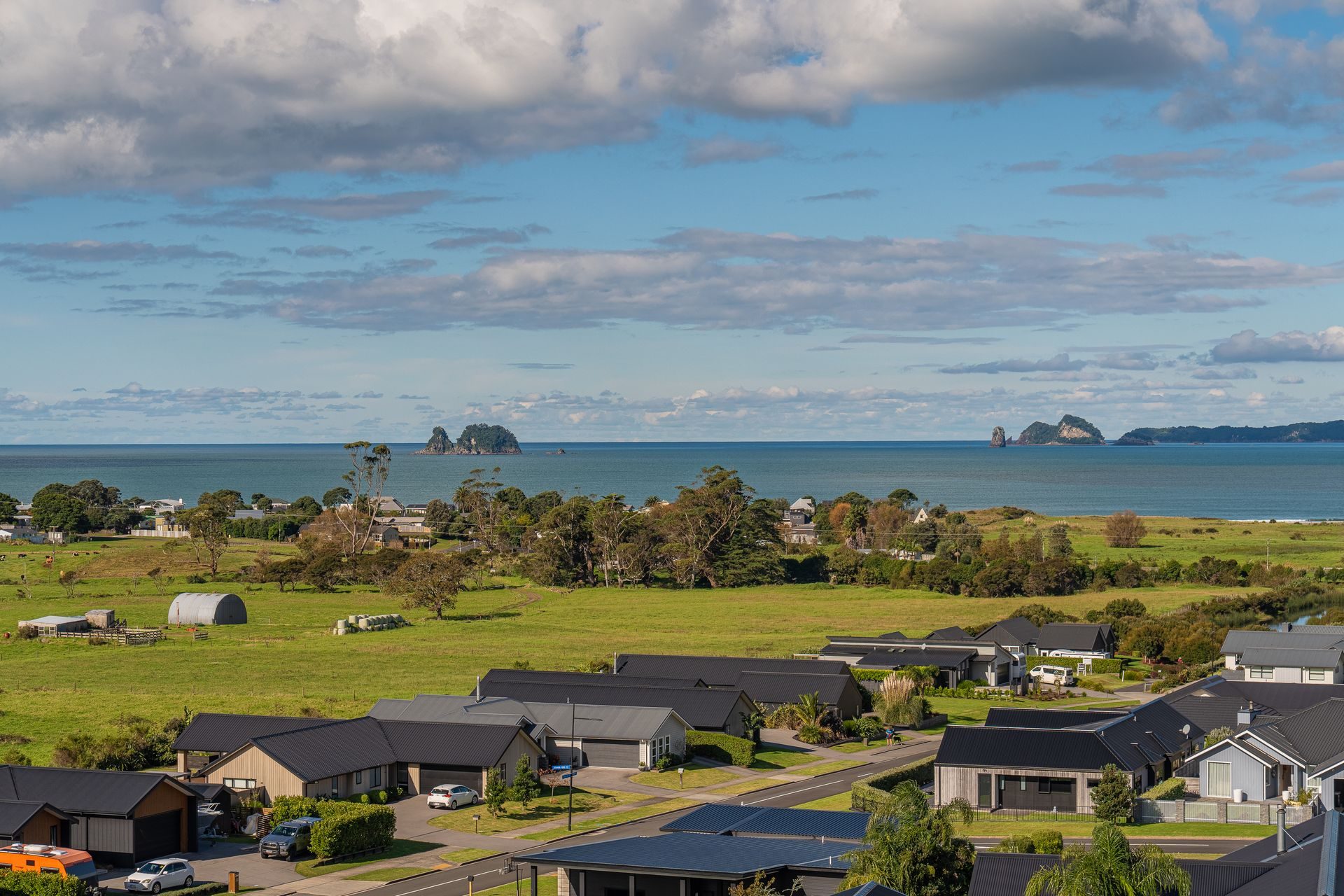 1385m2 SECTION OVERLOOKING SIMPSON'S BEACH — slide 7