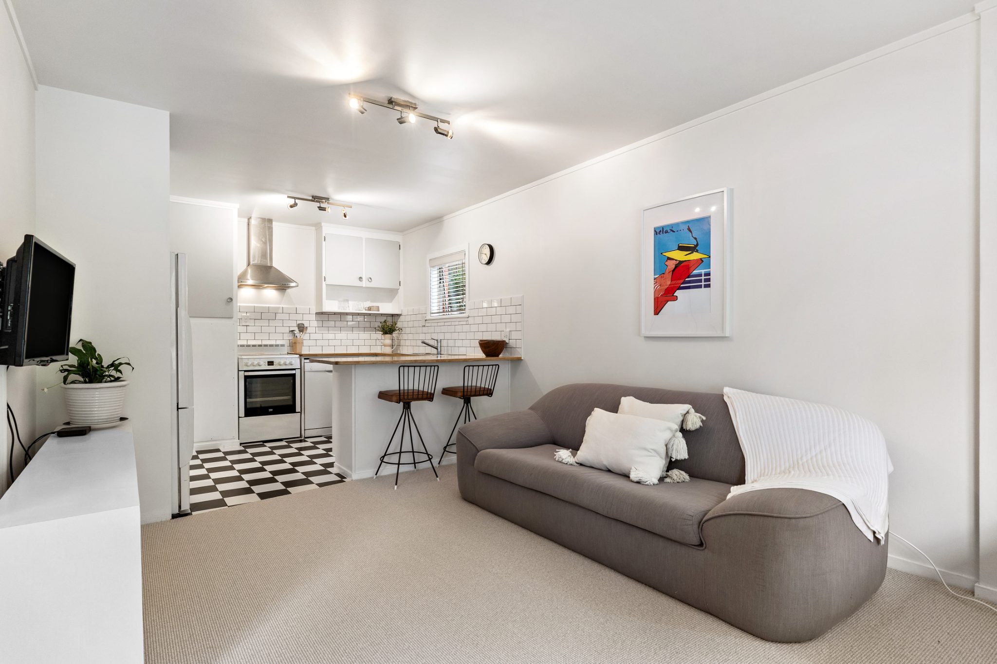 Light and Bright Modern Living — slide 1