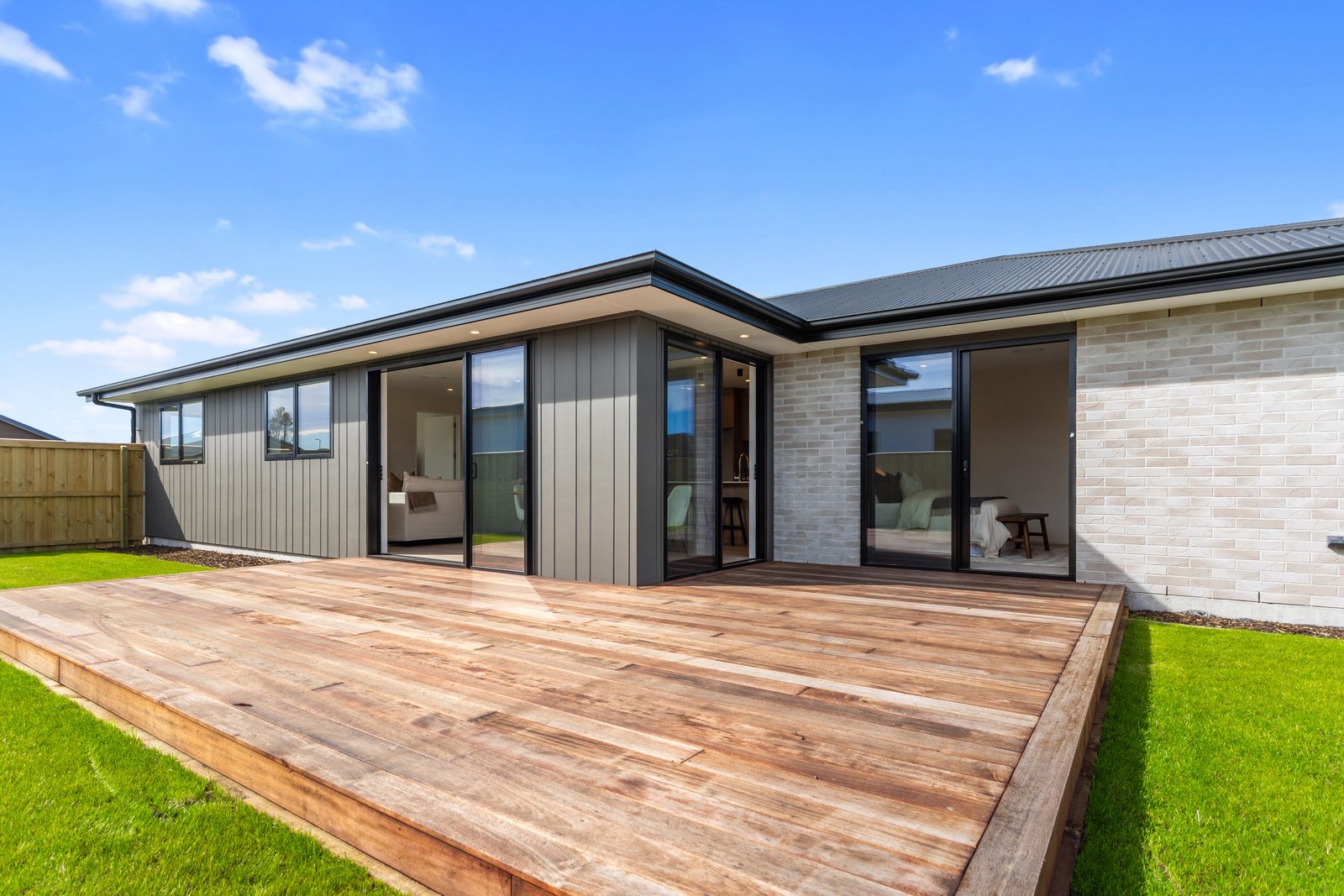 Modern Family Home In Prime Lincoln Location — slide 29