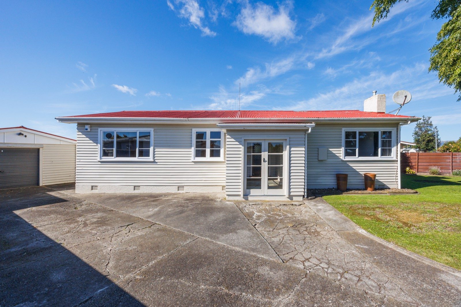 FANTASTIC FIRST HOME - CONVENIENT LOCATION — slide 2