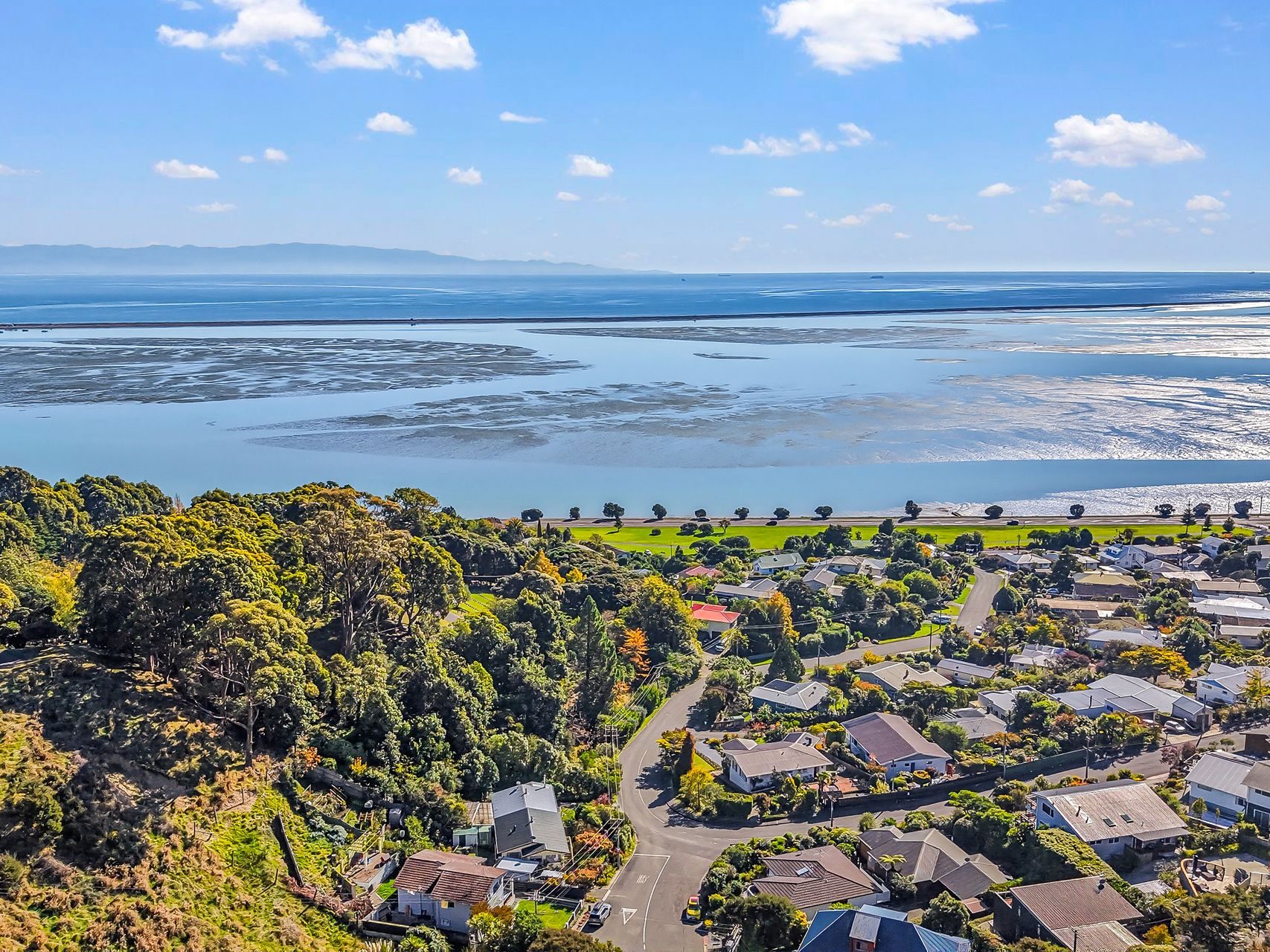 DREAM BUILD SITE WITH PANORAMIC VIEWS — slide 20